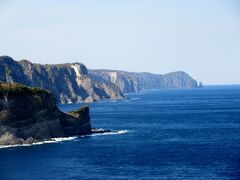 断崖絶壁と紺碧の海のコントラスト