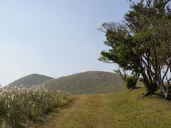 鬼岳は標高315メートルの火山ですが、山全体が芝生に覆われており、火山という印象はありません。周辺から見る鬼岳の姿も良いですが、鬼岳からは福江市街を一望でき眺望も素晴らしかったです。