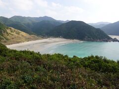 福江島西部の「高浜」は、山あいに位置するとても美しい浜です。車で1分ほどの魚藍観音展望所からはその全景を眼下に一望できます。周囲の山の濃い緑と、エメラルドグリーンの美しい海の対比が素晴らしかったです。