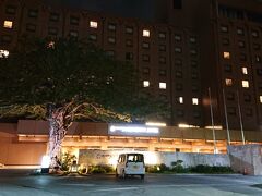 先ほど朝でしたが、この日の用事を済ませて夕方です。次のホテルへチェックイン。
この日の晩は老舗ホテル「沖縄ハーバービューホテル」に宿泊。チャペルもある大きなホテル。薄暗いですが、夜のホテルの外観です。
