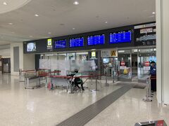 那覇空港の到着口では、このように体温チェックがなされていました。そして、不要不急な外出を控える旨のビラも配っておりました。