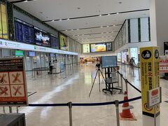 そんなこんなで散歩は終わりまして、早めに福岡空港に戻りました。
あれ、福岡空港の保安検査場には人がいませんね。