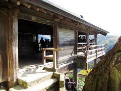 最後に険しい石段を登って、ようやくゴールの五大堂に着きました。1714年に再建された、京都の清水寺と同じく懸造の建物です。