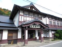 駅を出て少し歩くと、レトロな建物があります。これは2007年まで営業していた旧山寺ホテルの建物で、2012年からはペン画を展示する「結城泰作やまがたレトロ館原画展示館」として再オープンしています。