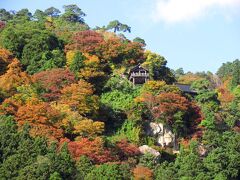 紅葉日和ということもあって、2両編成の電車はなかなかの乗車率でした。羽前千歳では仙山線に乗り換えて山寺へ。山寺駅ではちょうど仙台からの電車も到着して、かなりの混雑でしたが、ふと山寺の方を見ると山が紅葉して綺麗！