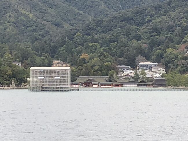 厳島神社です。大鳥居は、修復中でした。