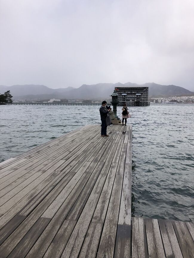 大鳥居を背景にして記念のショットが撮れる場所です。