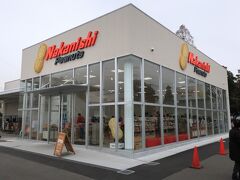 　初日は西名阪自動車道・天理インターチェンジに到着。旅のスタートはピーナッツ販売店の「中西ピーナッツ」だ。ピーナッツ工場の直営販売店だが、落花生、アーモンド、ピスタチオ、柿の種などスタンダードな豆が所狭しと売られている。自分でピーナッツペーストをつくることができるブースも。非日常の観光に出かけて日常のピーナッツを購入するのはおかしいかもしれないが、ここのピーナッツ天国ぶりはそれほど特筆ものだ。