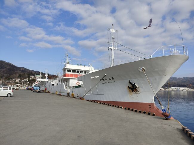 こちらの漁船？は特に大きい。<br />どういう用途の船なのか、船体中央が少し抉れている変わった形。