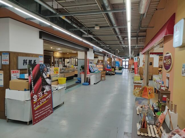 魚市場の隣にあるだけあって鮮魚店の品ぞろえは豊富。真空パックになった商品もあってお土産にも使えそうでした。