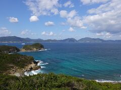 奈良尾港でレンタカーを借り、最初の目的地「頭ヶ島教会」に向かう途中、ビューポイントの「黒崎園地展望所」に立ち寄り。午前11時ころはちょうど順光で、高台から見下ろす海と空はまさに絶景でした。駐車場から展望台までは少し歩くので時間に余裕をもって訪れたい場所です。