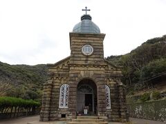 大正8年に竣工した頭ケ島天主堂は石造りの重厚な外観がとても印象的です。内部は祭壇や装飾などシンプルですが、こちらは撮影は出来ません。
美しい海も間近で、数ある五島列島の教会の中で最も印象的な光景でした。