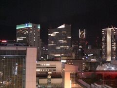 ＜横浜ベイシェラトンホテル＆タワーズ＞

部屋に戻ると外は美しい夜景。
奥のランドマークタワーも良く見えました！