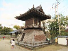 16：45　「ニの門堀」沿いの児童公園の一角にある「時の太鼓」です。
江戸時代に実際にあった櫓を復元したものだそうです。