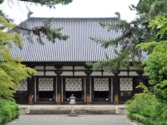 　スタートは唐招提寺。午前8時半過ぎだ。この日はしとしと降る梅雨時らしい雨だった。境内にはまだ人が少ない。