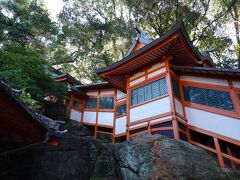 「風頭公園」から、龍馬通りを下っていくと、途中に「若宮稲荷神社」があります。境内は狭いですが、斜面を巧みに利用して造られており、絵になる光景がたくさん楽しめます。
ガイドブックにも載っている「方形鳥居」や、境内にある小さな龍馬像など、見どころの多い神社でした。