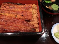 　昼食は夏らしくウナギ丼だ。奈良市の「うなぎの豊川」へ。午前11時半の開店と同時に予約で席が埋まっていた