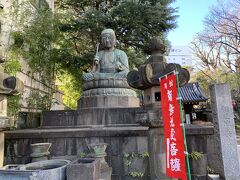 江戸六地蔵が見守っています。
この品川寺はかなり古くからあり、樹齢600年のイチョウの木がありました。