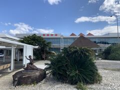 奄美空港に到着しました。奄美空港は、鹿児島県の離島のハブ空港的な役割なのに小さいです。地元では、都会になると鹿児島市内になりそうです。