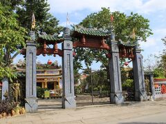 こちらは立派な門構えの法寶寺。

仏教徒の多いベトナムにおいて、ホイアンでの信仰の中心となるお寺でしょうか。