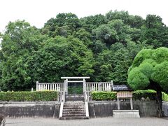 　歴史上、最も有名な夫婦の墓かもしれない。天武・持統天皇陵だ。この日は雨がひどく、飛鳥ツアーはこれで切り上げ。宿泊の奈良市内のホテルへ