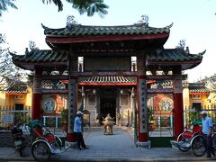 １６時１５分、レンタサイクルに乗って海に向かう途中、グエンユイヒウ（Nguyen Duy Hieu St.）通りにて、またまた中国風の歴史的建築物を見つけたのでちょっと立ち寄り。

1845年に潮州出身の華僑によって建築された“潮州会館”です。