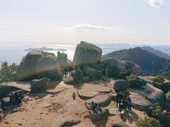 巨石と瀬戸内海