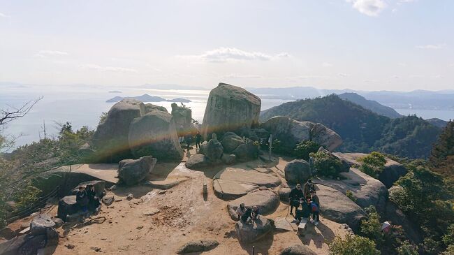 巨石と瀬戸内海