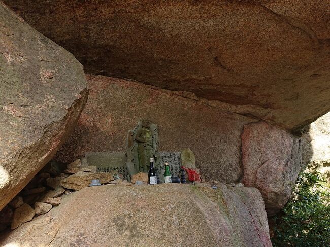 こういうところも拝んで