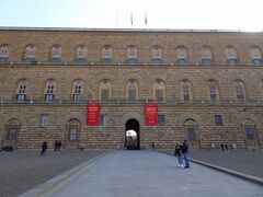 ピッティ宮殿
Palazzo Pitti
パラティーナ美術館
Galleria Palatina
正面の広場から入場。ルネサンス様式の宮殿の中に様々な展示のある美術館がある。膨大なコレクション。今回は、パラティーナ美術館Galleria Palatinaがメイン。宮殿の各部屋に一面に絵が描けられており、美術館での展示とは趣が異なる。つまり、部屋の装飾の一部となっており、各絵の説明が少ない！(各部屋で時代毎とか、流派を分けているわけでもなさそう。)　ネット上でも、ここの展示に関する情報が少なく、また、音声ガイドがなく、説明は、各部屋に置かれた説明書をみるだけになる。どんな展示品があるか、下調べは必要。