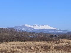 ヨコスト湿原から眺める樽前山。