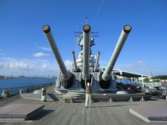 ミズーリ見学　主砲の前で