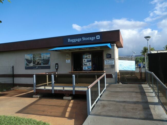 ここでバッグを預けます、カメラや水筒やペットボトルは持って行けます。（有料）