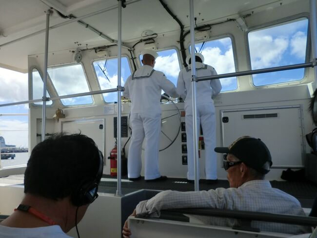 アリゾナメモリアル：真珠湾攻撃の映像を見た後に渡し船で沈没地点へ