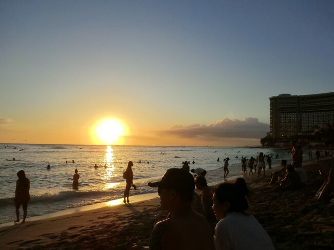 ワイキキの日没は最高