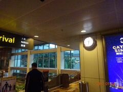 シンガポール・チャンギ国際空港に午後６時半に到着しました。
今から空港より列車でオーチャードまで移動します