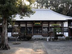 神社から少し歩くと、泰智寺という寺があった。
山門は、寛保２年(1742)前後に、本堂、回廊とともに再建されたものらしく、その後の修理などでも大きな外観の変化は無いとあった。
泰智寺は、北鹿島常広に建立された深立寺が前身で、元和8年(1622)、鹿島藩初代藩主鍋島忠茂によって現在地へ移され、二代藩主正茂の時、現在の山号寺号となったそうだ。
本堂は、平成12年の修繕で、屋根が茅葺から瓦葺となり、外観は変わってしまったそうだが、元々は瓦葺だったらしい。