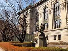 国際こども図書館
国立国会図書館の支部図書館で、児童書を専門に扱う図書館サービスを行います。2000年に日本初の児童書専門の国立図書館として設立されました。
日本内外の児童書および児童書に関わる文献の収集・保存・提供をはじめとして、児童書関連の図書館サービスの日本における中枢および国際的な拠点で、1906年建設の旧帝国図書館の庁舎を利用しています。
