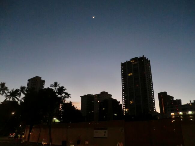 早く起きすぎてホテル周辺を散策。