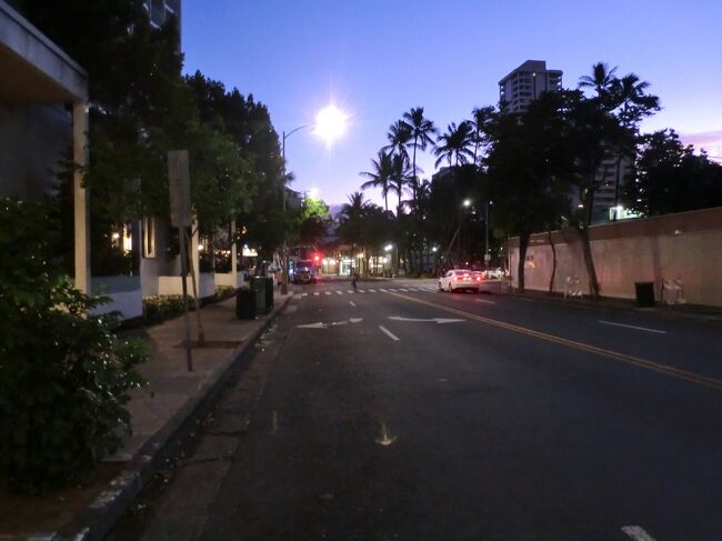 右側のキングスビレッジは解体中