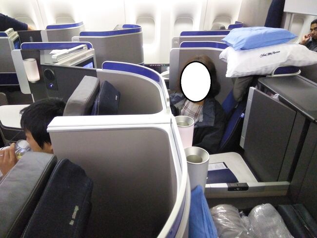 中央の並び席でも距離があります。（1ｍ以上）