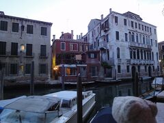 ヴェネツィア2日目の始まり、朝食前の街歩き。

運河の向こうに見えてるのが、宿泊先のホテル！