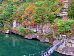 11：20　「塔のへつり」の少～し早目の紅葉を見終わります