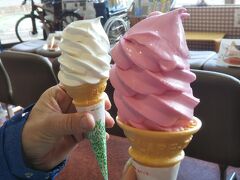 お次は道の駅 朝霧公園。
ソフトクリームがおいしいそう。

コケモモと迷ってミックスをたのんだらコケモモがきた（右）。
食券制なのにおかしいな。

めんどうだからそのまま食べたらミルクのは甘すぎで、コケモモの方がおいしくて大正解。