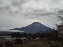 翌朝。
ジョギングに出たら田貫湖にたくさんのテントがあった。
どれもテントがおしゃれ。
薪のいい香り。
素敵だなー。