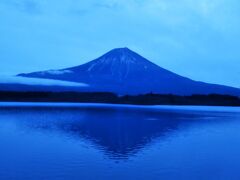 昨日と違って朝は富士山にかかってた雲が晴れ、田貫湖に写ってキレイ。
このあと入った朝風呂でも堪能できたし、、