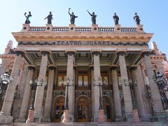 　日曜の11:30、駐車場を出てまずはファレス劇場（Teatro Juarez）の表側へ。
写真には写ってませんが、建物の前に柵があって今は閉鎖中。