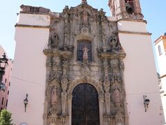 　劇場の右手を向くとサンディエゴ教会（Iglesia de San Diego）。