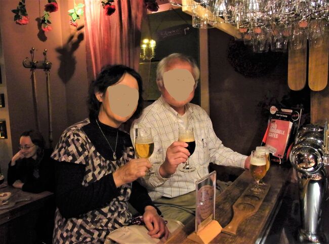 ツアーが解散後、家内とここへ行く。（なにしろ、ツアーでは、ただ、そろって街中を長時間歩くだけだった。教会にも入らないし、鐘楼にもあがらない。。家内のメモが見つかったが、それによると、夕食も酷かったようだ。。）<br /><br />パブは楽しい雰囲気で、すぐに周りと談笑が始まる。ベルギー・ビールの飲み比べも楽しかった。（Cafe Rose Red)　人気のパブだけのことはある。<br /><br />この翌朝、メムリンク美術館に入る。