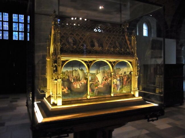 翌朝、ツアーは自由行動だった。<br />朝、ミケランジェロの像のある聖母教会に行ったが、閉鎖。<br /><br />そこで、次の目的地へ。二人だけで、ここ、旧聖ヨハネ施療院（メムリンク美術館）に開館と同時に入った。カメラは係員に聞くと、人がまだいないせいか、OKしてくれた。<br /><br />これはベルギーの７大秘宝のひとつとされる<br />メムリンク作『聖女ウルスラの聖遺物箱』(Shrine of St. Ursula), 1489年,<br />